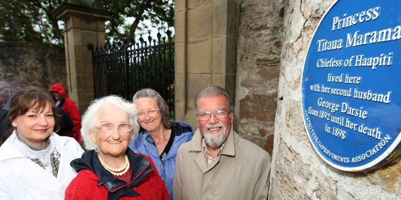 Kris Miller, Courier, 28/07/11. Picture today at Johnston Lodge, Anstruther where a plaque was unveiled to commemorate the towns royal links. L/R, Fiona J Mackintosh (correct), Stephanie Stevenson, Christine Keay (correct) and Glenn Jones beside the plaque.