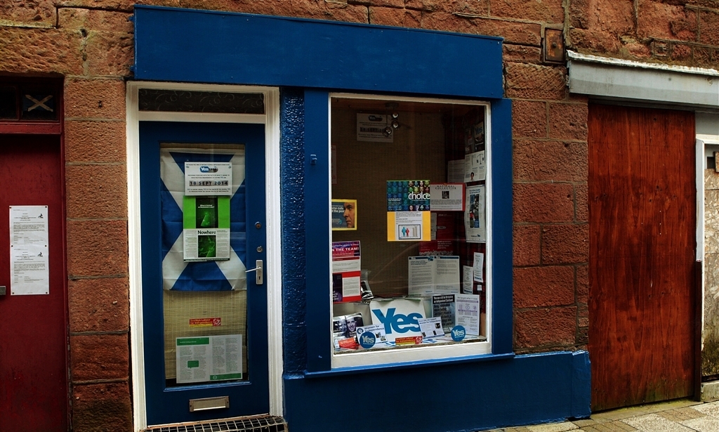 John Stevenson. Courier. 06/08/13. Angus. Kirriemuir, Pic shows the YES Campaign shop in the Roods which has the exterior painted without permission.