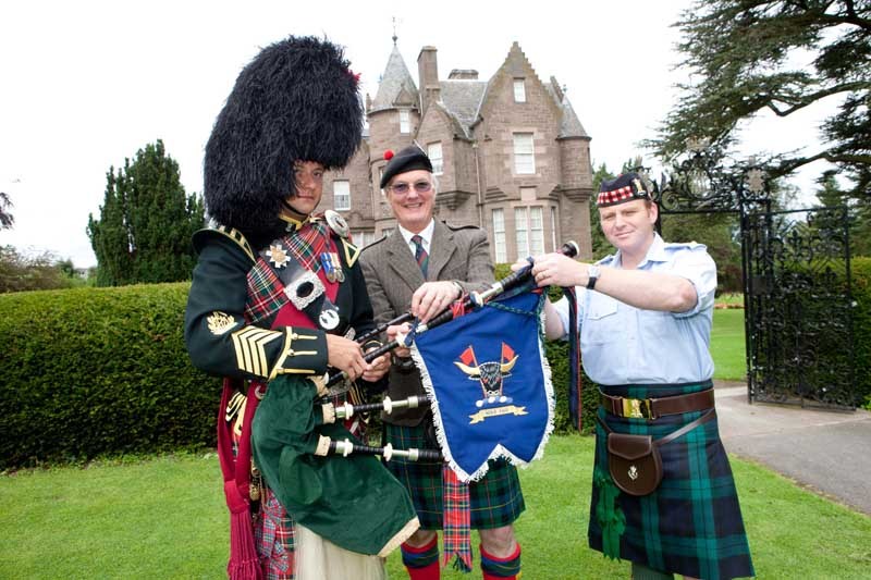Pipe Major  (Richard) Grisedale with the new  Banner at Balhousie Castle in Perth and Ruari Halford-MacLeod (C) President of the Clan MacLeod Society of Scotland, and Lieutenant Colonel Ed Fenton, commanding The Black
Watch, 3rd Battalion The Royal Regiment of Scotland,
Pics Phil Hannah