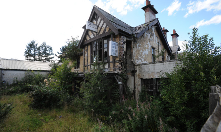 Perth and Kinross Council says it is struggling to contact the owners of the derelict Lomond Hotel in Glenfarg.