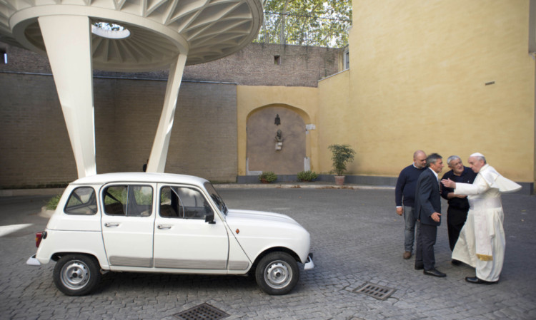 Pope Francis receives the Renault 4L.