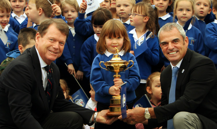 Ryder Cup captains Tom Watson and Paul McGinley with pupil Hollie Munro.