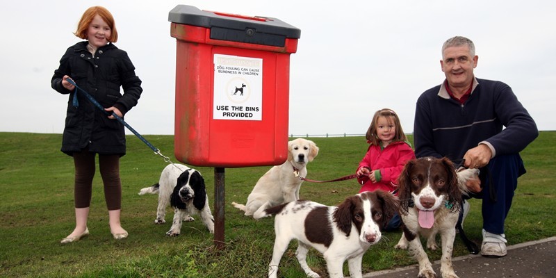 Steve MacDougall, Courier, Links Parade, Carnoustie. Anti Dog Fouling Campaign in Carnoustie. Pictured, some responsbile dog walkers, left to right, Eryn Torrie (aged 9 on Thursday, name correct) holding 'Woody', at the back is cousin Rowan Scott (aged 4) holding 'Annie' and at the front is their neighbour Alexander Smith with Sid (left) and Max (right).