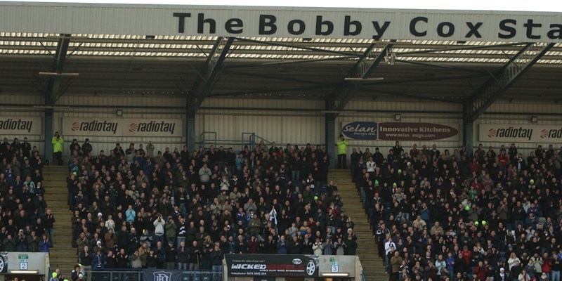 Football, Dundee v Partick Thistle.   The Dundee players and fans applaud the late Bobby Cox at Dens Park.