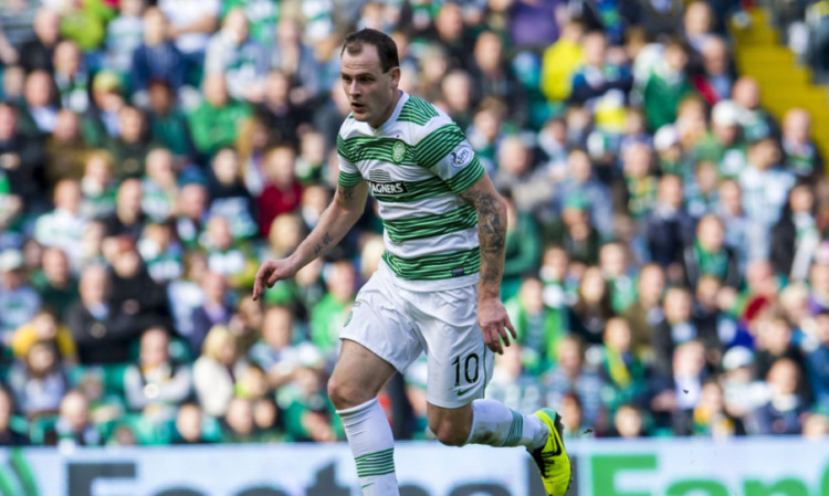 Anthony Stokes has agreed a new three-year deal at Celtic.