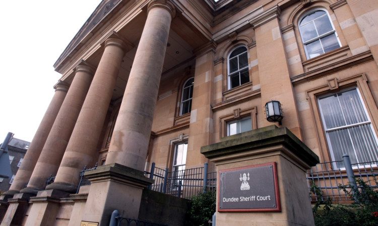 Leslie admitted assaulting the police officer during his appearance at Dundee Sheriff Court.