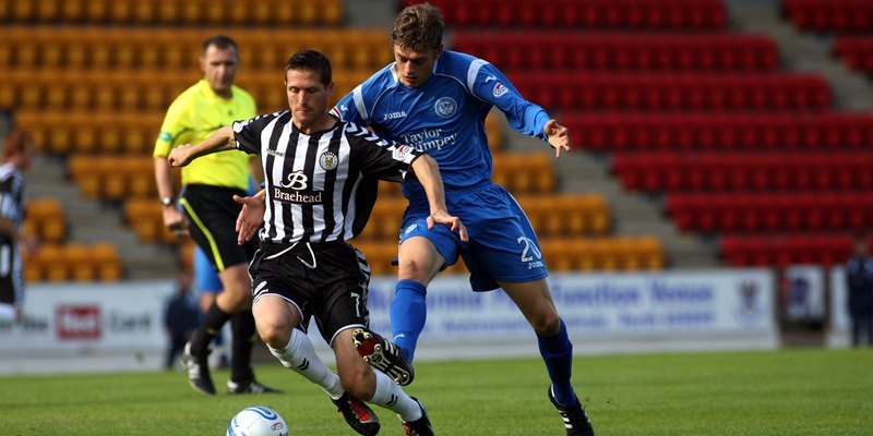 McDiarmid Park, Crieff Road, Perth.    St Johnstone FC v St Mirren FC.       Action from the match.            Pictured, Hugh Murray (Mirren) and Murray Davidson (SJ).