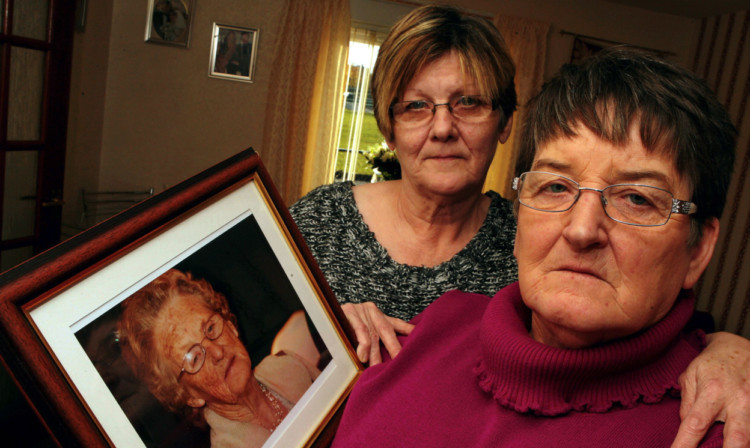 Phyllis Farley (left) and sister June Redpath with a picture of their mum, Betty Farley.