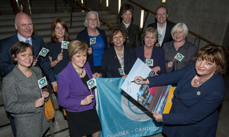 Fiona Hyslop signs up to the Dundee City of Culture bid document to mark cross-party support for the city's effort.