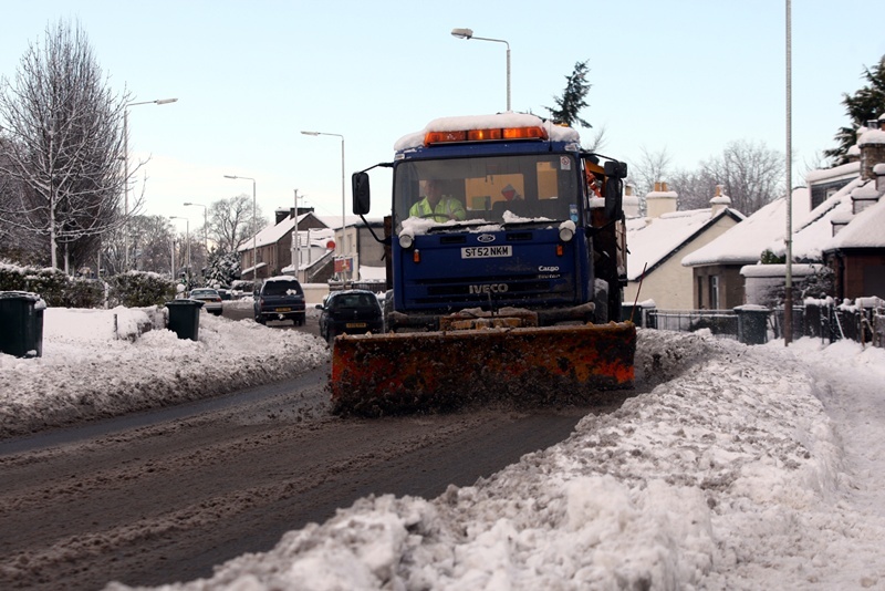 Steve MacDougall, Courier, Crieff Road, Perth. Snow Weather Pictures. Scenes from Perth. Gritter on the road.