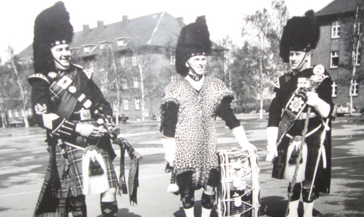 Dennis with Pipe Major James Anderson and Drum Major John Cuthbertson.