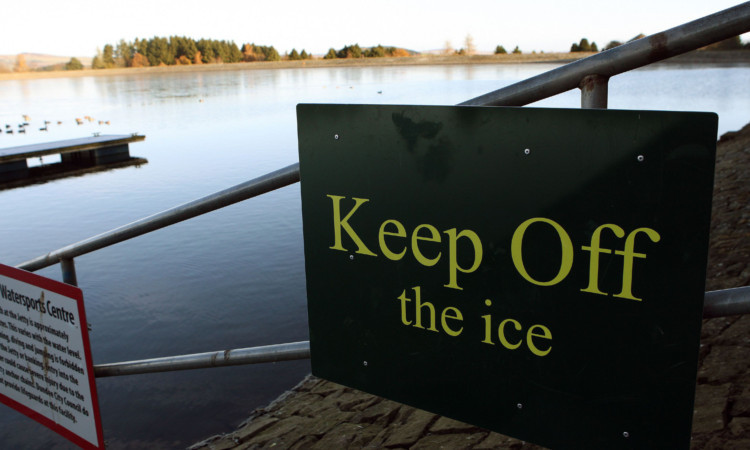 Ice warnings at Clatto resevoir.