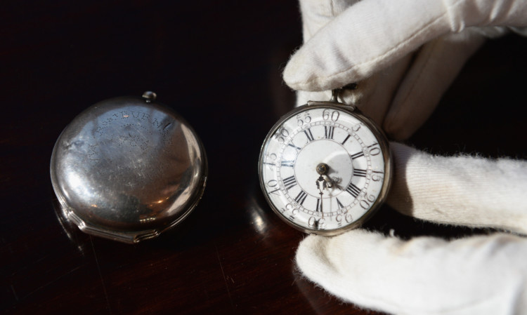 The pocket watch that belonged to Robert Burns fetched nearly £40,000 at auction in Edinburgh.