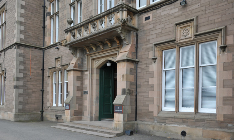 The Scottish Court Service is hoping to buy the Forfar Sheriff Court annexe from Angus Council.