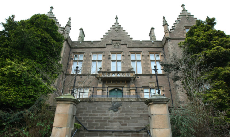 Angus Council approved the sale of the Forfar Sheriff Court annexe.