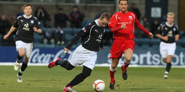 DOUGIE NICOLSON, COURIER, 18/12/10,SPORT.
DATE - Saturday 18th December 2010.
LOCATION - Dens Park, Dundee.
EVENT - Dundee V Stirling Albion.
INFO - Leigh Griffiths breaks through the Stirling defence.
STORY BY - Sports.