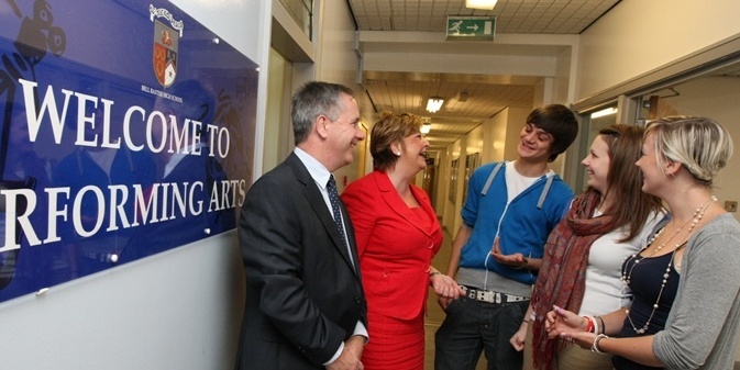 DOUGIE NICOLSON, COURIER, 29/08/11, NEWS. Pictured at Bell Baxter High School in Cupar today, Monday 29th August 2011,is Cabinet Sec. for Culture & External Affairs, Fiona Hyslop, with Rector Philip Black and three of the stars of internet video, L/R, Gordon Moffat, Amy Baxter and Chloe Simson. Story by Sandra Gray.