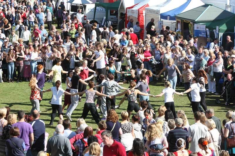 Steve MacDougall, Courier, Camperdown Park, Dundee. Dundee Flower & Food Festival 2011. Pictured, the crowds were treated to a dance performance by 'Smallpetitklein' Dance Company.