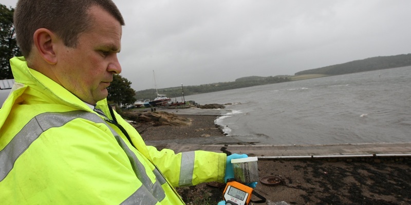 DOUGIE NICOLSON, COURIER, 12/09/11, NEWS. Dr. Paul Dale holds the radiation counter over some of the material at Dalgety Bay today, Monday 12th September 2011. Story by Aileen, Kirkcaldy office.