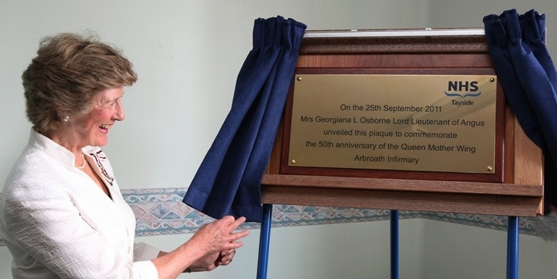 DOUGIE NICOLSON, COURIER, 25/09/11, NEWS. Pictured at Arbroath Infirmary today, Sunday 25th September 2011, at the event to celebrate the 50th Anniversary of the opening of the Queen Mother Wing, is Georgiana Osborne - Lord Lt. of Angus, unveiling the commemorative plaque. Story by Graham Brown, Forfar office.