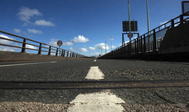 Construction on the ramp leading to the Tay Road Bridge has been delayed.