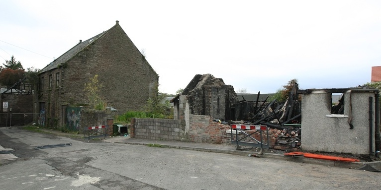 DOUGIE NICOLSON, COURIER, 27/09/11, NEWS. Pic shows the buildings that were affected by fire in Locchee today, Tuesday 27th september 2011. Story by Alan Wilson.