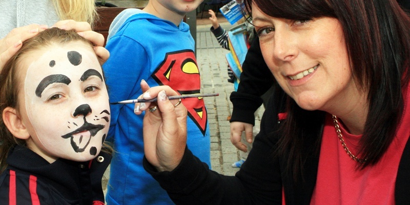 Lochee Gala Day Dundee. Right, Charleston Healthy Action Troopers (CHAT) Chairman Jacki Hughes paints the face of Shann Quinn with mum Leanda Quinn and Ben Matthew (6).