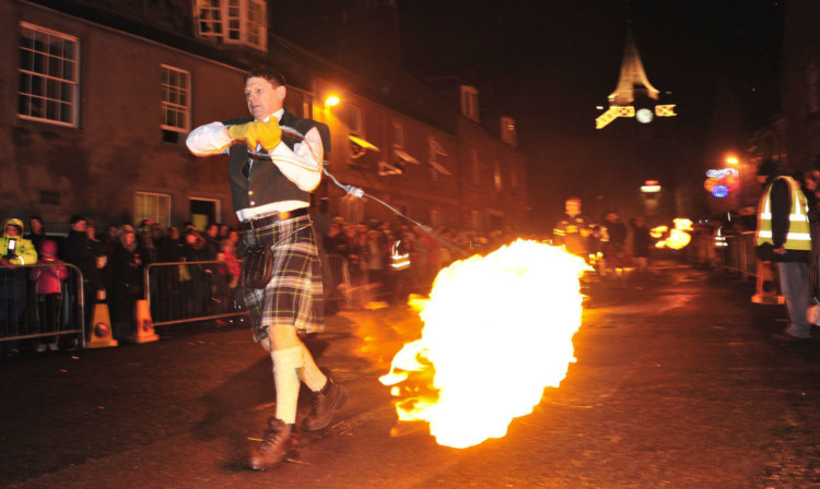 Stonehaven is getting ready for its Hogmanay fireballs ceremony, as organisers announced the Open in the Square event featuring Simple Minds is now sold out.