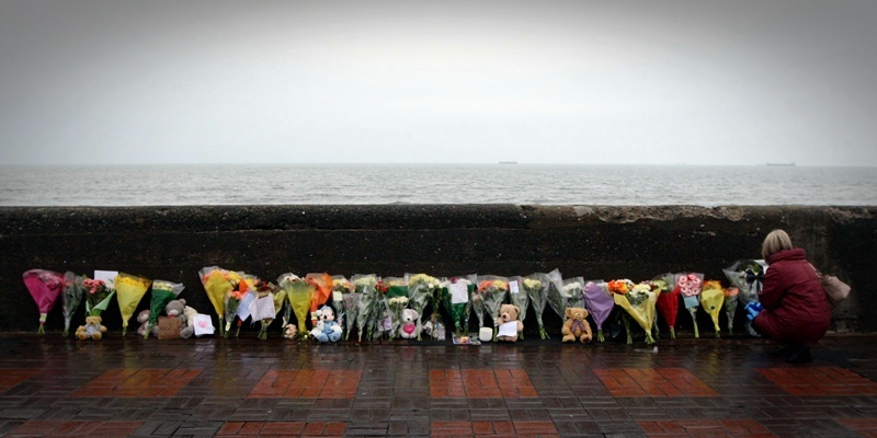 Steve MacDougall, Courier, The Esplanade, Kirkcaldy. Pictures from the scene where three year old Eryk Cieraszewski died after being swept into the sea. Pictured, a member of the public looks at the floral tributes.