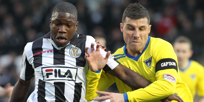 19/11/11 Sunday Post, Chris Austin    nigel hasselbaink and austin mccann   during the SPL match at New St Mirren Park.