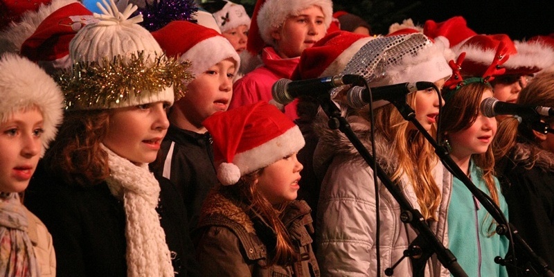 DOUGIE NICOLSON, COURIER, 24/11/11, NEWS.

BROUGHTY FERRY CHRISTMAS LIGHTS SWITCH ON

The children of the Eastern Primary school choir sing for the crowds.