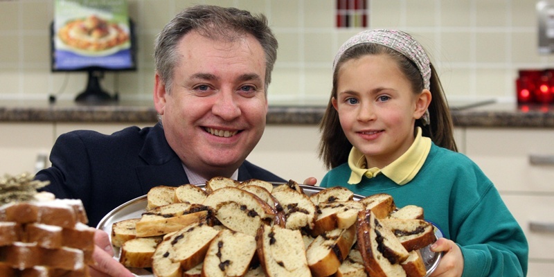 Steve MacDougall, Courier, Moncrieffe Primary, Perth. Kids Kitchen opened by Richard Lochhead MSP. Pictured, Richard Lochhead MSP with Skye Cameron (Primary 5).