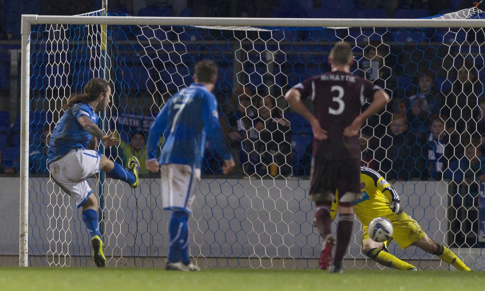 18/01/14 SCOTTISH PREMIERSHIP
ST JOHNSTONE V HEARTS (3-3)
MCDIARMID PARK - PERTH
St Johnstone's Stevie May (left) finishes his hat-trick with his second penalty of the game.