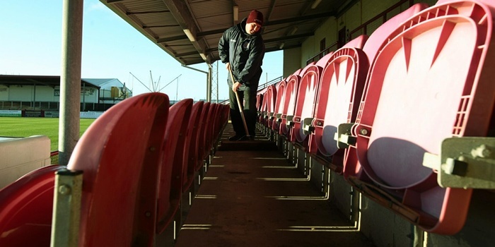 DOUGIE NICOLSON, COURIER, 05/01/12, NEWS.



Pictured at Gayfield in Arbroath today, Thursday 5th January 2012, putting the finishing touches to the main stand is Head Groundsman Pete Clarke. Story by Angus office.