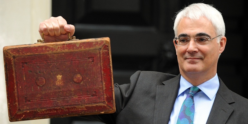 Photo shows Alistair Darling holding up the chancellor's red box.