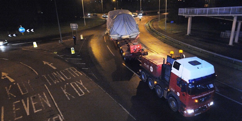 Large load goes under the foot bridge in Glenrothes