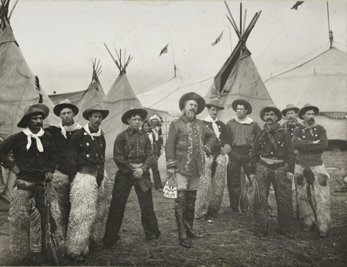 Photos of legendary Wild West showman Buffalo Bill taken in Dundee nearly 110 years ago have surfaced at an auction in Ohio.