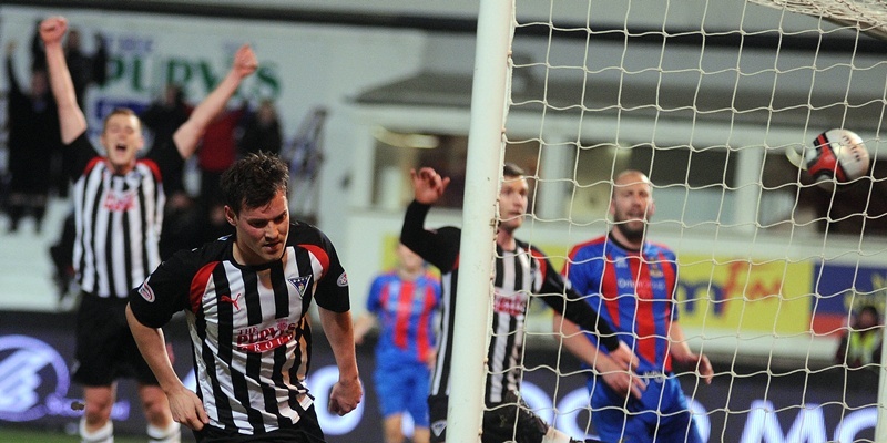 William Hill Scottish Cup Dunfermline v Inverness



Dunfermline's Andy Barrowman wheels away leaving Jonny Tuffey in the net with the ball