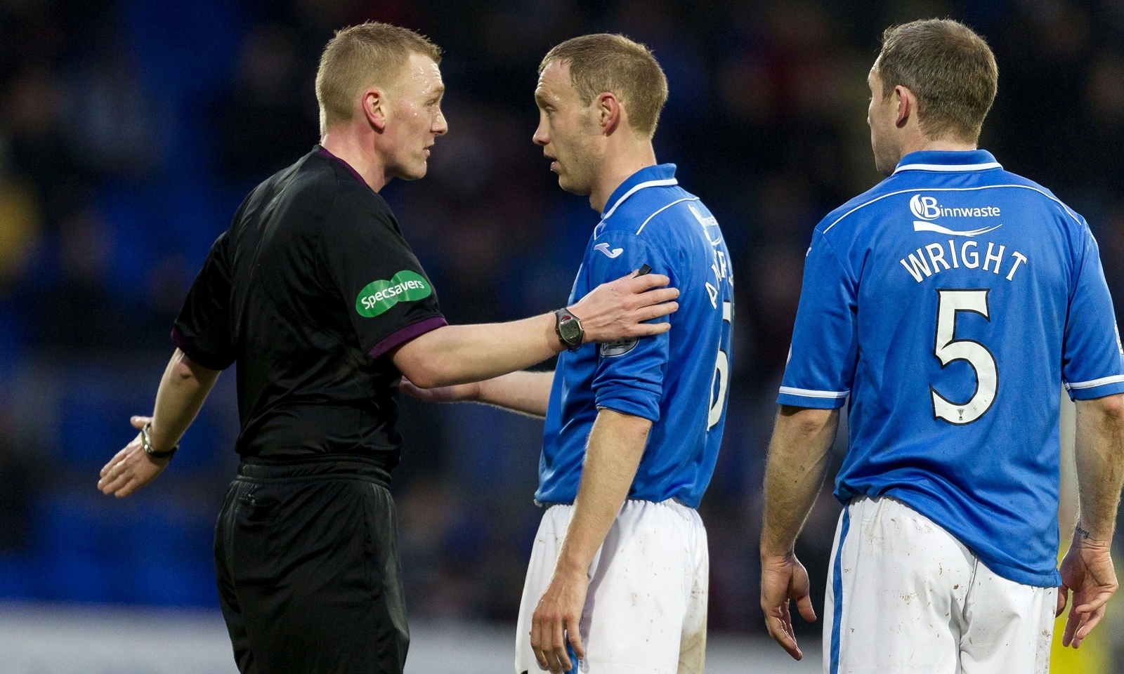 18/01/14 SCOTTISH PREMIERSHIP
ST JOHNSTONE V HEARTS (3-3)
MCDIARMID PARK - PERTH
Referee Brian Colvin (left) gives Steven Anderson his marching orders.