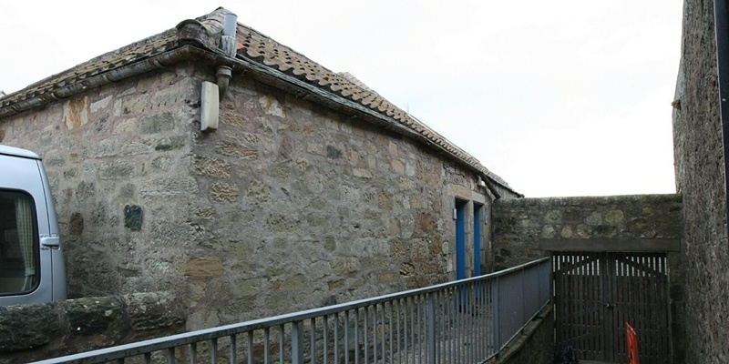 DOUGIE NICOLSON, COURIER, 31/01/12, NEWS.



Pic shows the former public toilets in James Street, Cellardyke today, Tuesday 31st January 2012, which are to be turned into a house. Story by Fife.