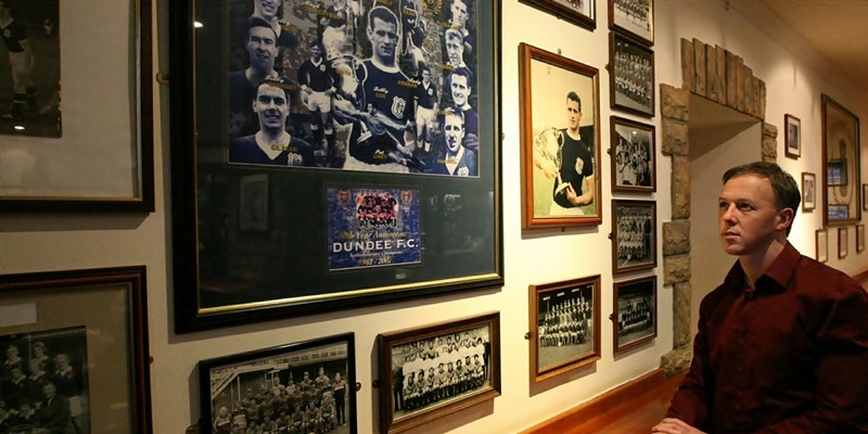 DOUGIE NICOLSON, COURIER, 01/12/12, NEWS.

Pictured at the Fort Bar in Broughty Ferry today, Wednesday 1st February 2012, is John Black looking at  some of the Dundee FC memorabilia on the wall, which is a part of the lots going in the cahrity auction on Sunday 12th February. Story by reporters.