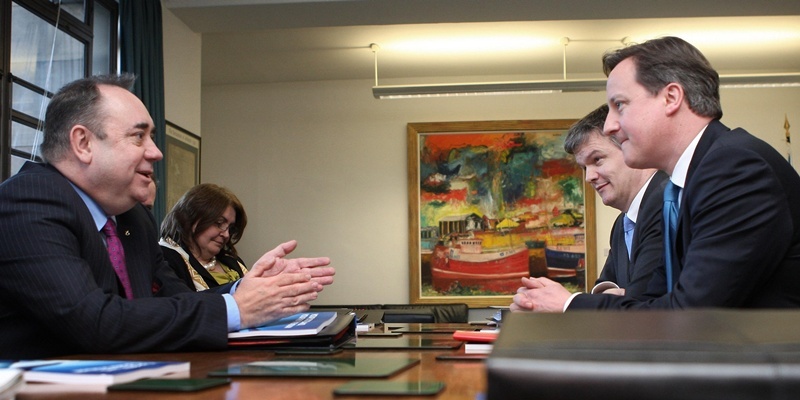 Scottish First Minister Alex Salmond talks to Prime Minister David Cameron in St Andrews House, Edinburgh during talks on the Scottish Independence referendum.