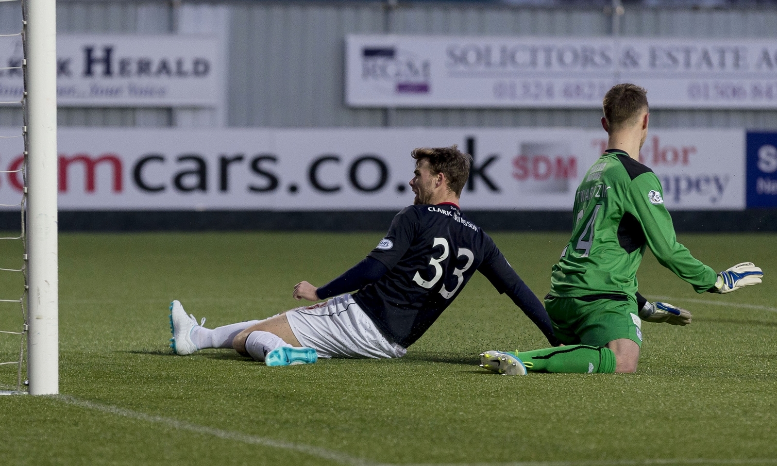 25/01/14 SCOTTISH CHAMPIONSHIP
FALKIRK V DUNDEE (2-0)
FALKIRK STADIUM - WESTFIELD
Rory Loy (left) slots the ball past Dundee keeper Dan Twardzik to give Falkirk a two-goal lead