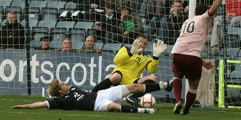 DOUGIE NICOLSON, COURIER, 24/03/12, SPORT.

DUNDEE V RAITH ROVERS, DENS PARK, DUNDEE.

Damian Casalinuovo scores for Raith Rovers to make it

 1-1.