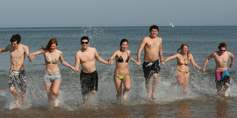 DOUGIE NICOLSON, COURIER, 26/03/12, NEWS.



Pictured cooling off at the East Sands at St. Andrews today, Monday 26th March 2012, are students (NOT L/R) Vanessa Krooss, Ainikki Riikonen, Maeve Cook-Deegani, Blair Harrison, Blair Moxon, Charles Wells and Callum Scott.