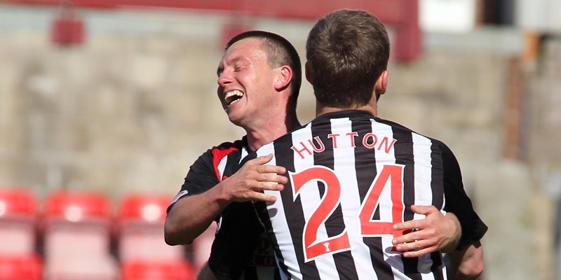 28/04/12 Sunday Post, Chris Austin. East End Park



Joe Cardle cele for pars 1st  during the SPL match at East End Park