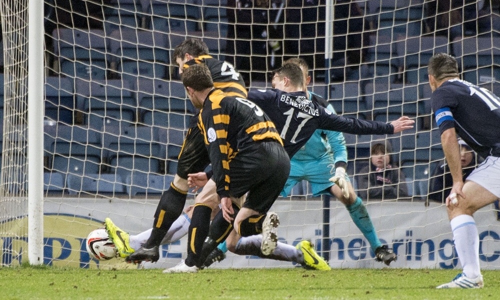 01/02/14 SCOTTISH CHAMPIONSHIP
DUNDEE V ALLOA
DENS PARK - DUNDEE
Ben Gordon (4) fires the ball home to grab a late equaliser for Alloa