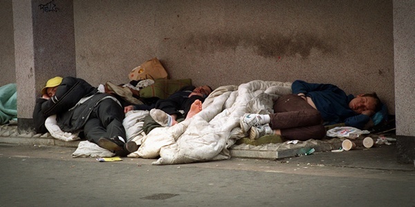 PA file photo dated 20/04/1999 of people sleeping on the streets of London. Deputy Prime Minister John Prescott is urged Tuesday 22 November 2005 to show more imagination in providing longer-term solutions to homelessness. The call comes from Conservative MP Richard Bacon (South Norfolk), a member of the Commons public accounts committee, which today publishes a report on the progress that Mr Prescott's office has made in tackling the problem. See PA Story POLITICS Homes. PRESS ASSOCIATION Photo. Photo credit should read: PA.
