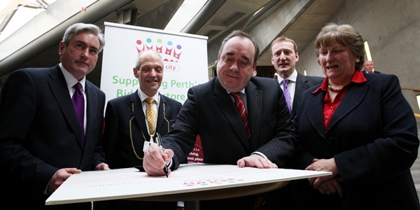 Steve MacDougall, Courier, Holyrood, Edinburgh. Perth City Status bid being supported by Party Leaders. Pictured, left to right is Labour's Ian Gray, Provost John Hulbert, First Minister Alex Salmond, Lid Dem's Tavis Scott and Conservative's Annabel Goldie.