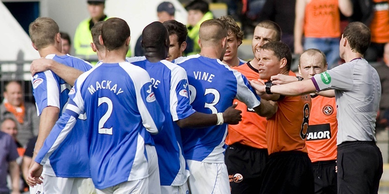 01/09/12 CLYDESDALE BANK PREMIER LEAGUE
ST JOHNSTONE v DUNDEE UTD (0-0)
MCDIARMID PARK - PERTH
Referee William Collum (right) attempts to calm things down as tempers flare between the sides